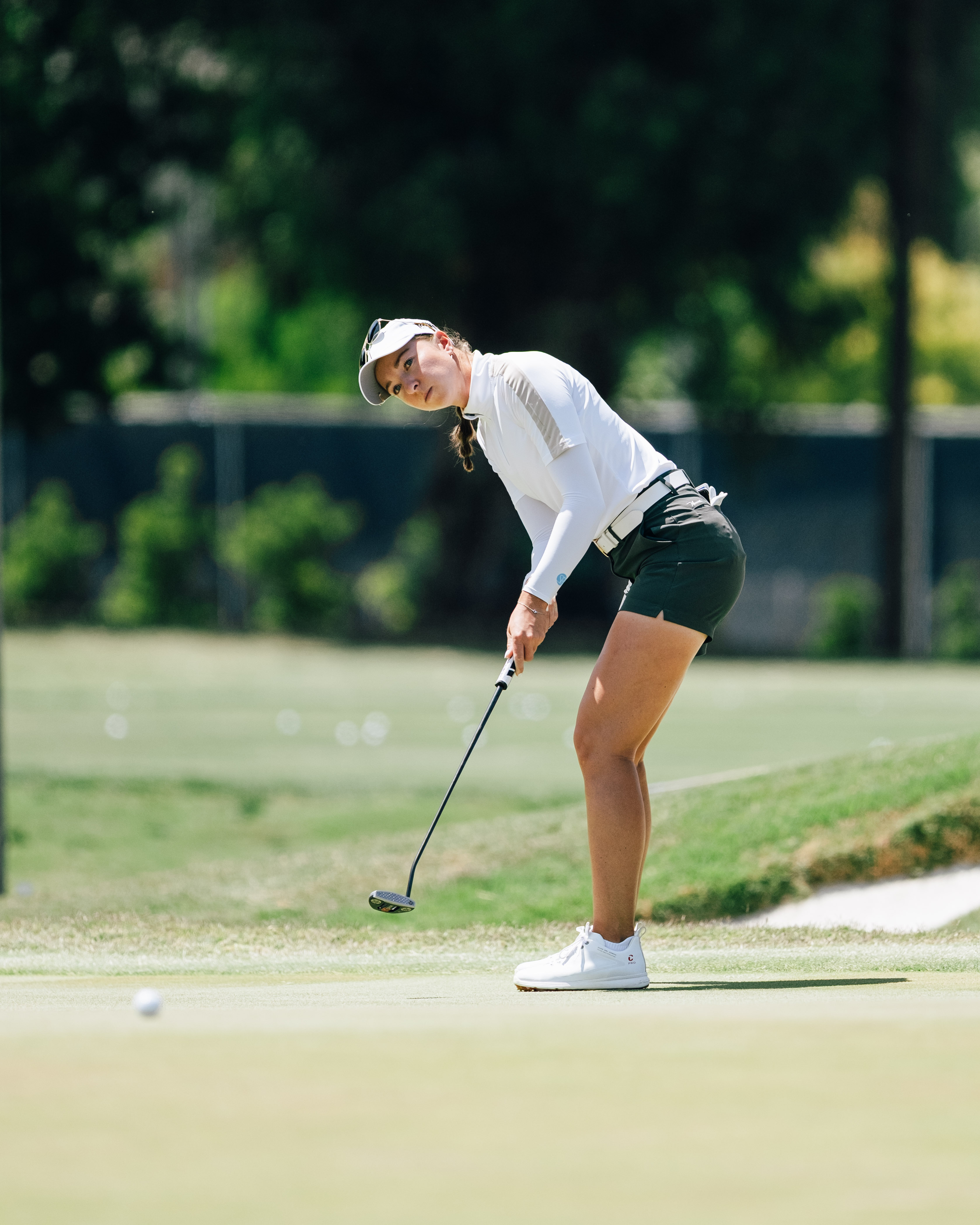 Polly Mack lining up a putt on the green